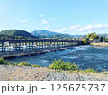 渡月橋を渡る渡月 125675737