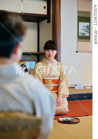 茶道体験をする着物姿の20代女性 茶道体験をする着物姿の20代女性 125675874
