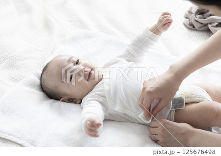 4ヶ月の赤ちゃんとママ 125676498