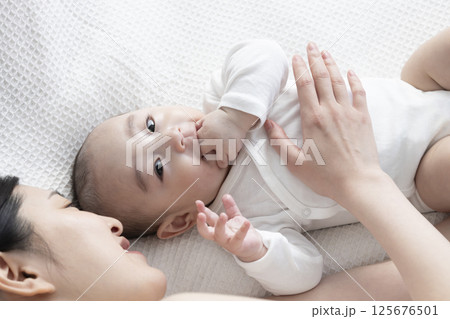 4ヶ月の赤ちゃんとママ 125676501