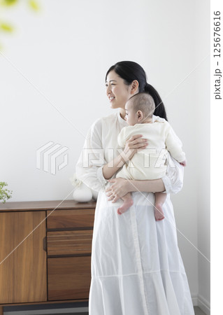 4ヶ月の赤ちゃんとママ 125676616