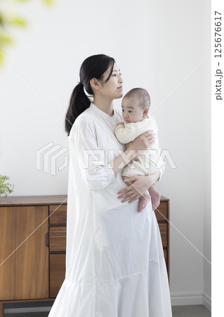 4ヶ月の赤ちゃんとママ 125676617