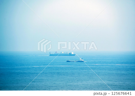 太平洋の青い海と空と船 太平洋の青い海と空と船 125676641