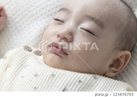 生後4ヶ月のかわいい赤ちゃん 生後4ヶ月のかわいい赤ちゃん 125676705