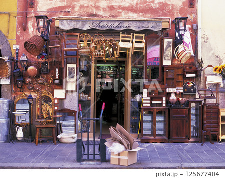 イタリア ローマ郊外の都市カンパニャーノ・ディ・ローマ旧市街地 街のインテリア雑貨店 125677404