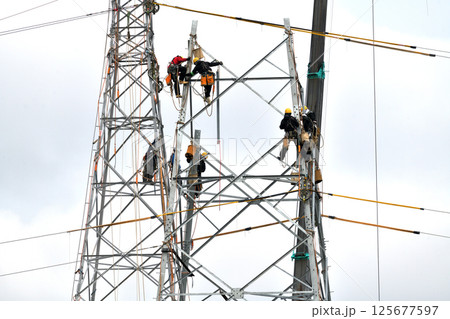 古い送電鉄塔の解体　とび職人の作業風景 125677597