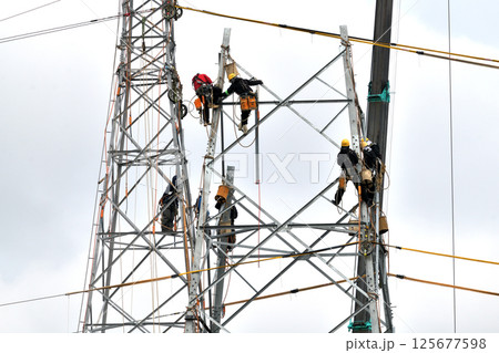 古い送電鉄塔の解体　とび職人の作業風景 125677598