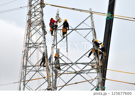 古い送電鉄塔の解体　とび職人の作業風景 125677600