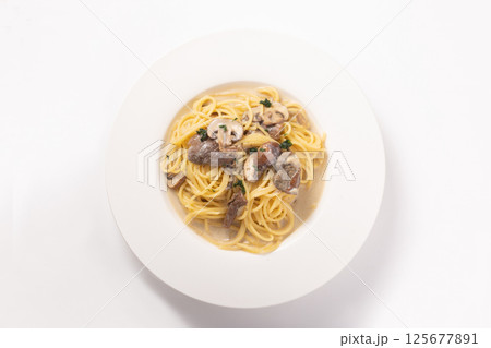ポルチーニ茸とマッシュルームのクリームパスタ 125677891