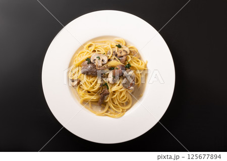 ポルチーニ茸とマッシュルームのクリームパスタ 125677894