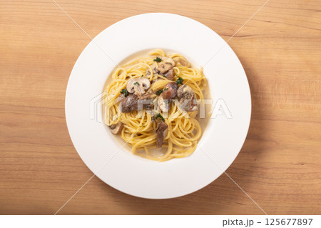 ポルチーニ茸とマッシュルームのクリームパスタ 125677897