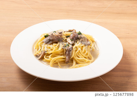 ポルチーニ茸とマッシュルームのクリームパスタ 125677898