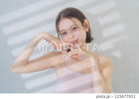 若い女性のビューティーイメージ　　 125677931
