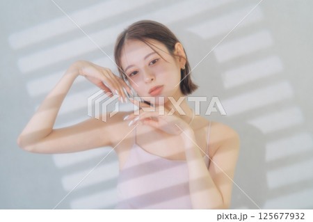 若い女性のビューティーイメージ　　 125677932