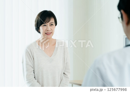 診察を受ける女性 診察を受ける女性 125677998