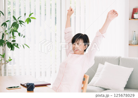 疲れを感じる女性 125678029