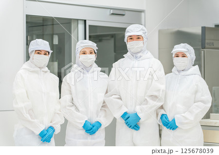 食品加工の仕事をする調理員の男女（食品衛生,食品工場,衛生服,衛生管理） 125678039