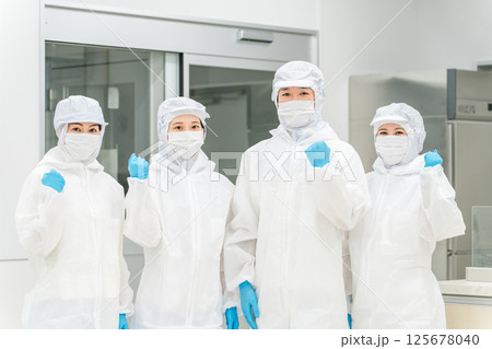 食品加工の仕事をする調理員の男女(食品衛生,食品工場,衛生服,衛生管理) 食品加工の仕事をする調理員の男女(食品衛生,食品工場,衛生服,衛生管理) 125678040