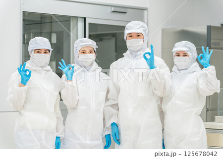 食品加工の仕事をする調理員の男女（食品衛生,食品工場,衛生服,衛生管理） 125678042