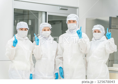 食品加工の仕事をする調理員の男女(食品衛生,食品工場,衛生服,衛生管理) 食品加工の仕事をする調理員の男女(食品衛生,食品工場,衛生服,衛生管理) 125678043