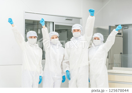 食品加工の仕事をする調理員の男女（食品衛生,食品工場,衛生服,衛生管理） 125678044