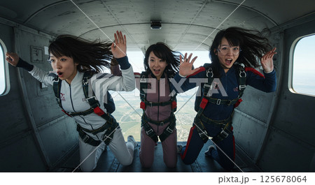 仲間と楽しむジャンプ前のワクワクタイム 仲間と楽しむジャンプ前のワクワクタイム 125678064