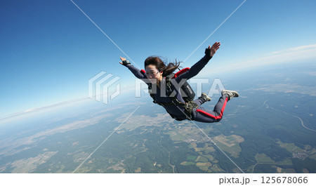 自由に舞う女性スカイダイバー 125678066