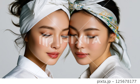 "美と癒しの瞬間: ナチュラルな美女たちの美肌ケア" 125678177