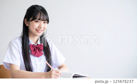 受験勉強する少女 125678237