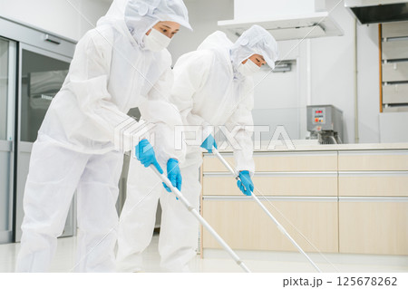 防塵服,クリーンウェアをを着て除菌清掃する清掃業,特殊清掃業の男女（衛生管理,クリーンリーム） 125678262