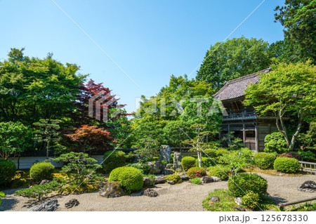 輝く新緑のある庭園に見事な山門がそびえ立つ。岡山県真庭市「花の山寺・普門寺」 輝く新緑のある庭園に見事な山門がそびえ立つ。岡山県真庭市「花の山寺・普門寺」 125678330