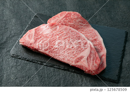 黒毛和牛のサーロインステーキ 125678509