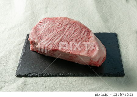 黒毛和牛のサーロインステーキ ブロック 125678512