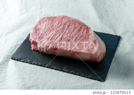 黒毛和牛のサーロインステーキ ブロック 125678513