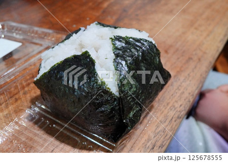 新潟駅で食べたとっても大きなジャンボおにぎり。 新潟駅で食べたとっても大きなジャンボおにぎり。 125678555