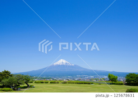 晴れた日に、山頂上に見える冠雪した富士山 晴れた日に、山頂上に見える冠雪した富士山 125678631