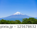 晴れた日に、山頂上に見える冠雪した富士山 125678632