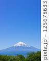 晴れた日に、山頂上に見える冠雪した富士山 125678633
