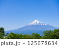 晴れた日に、山頂上に見える冠雪した富士山 125678634
