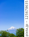 晴れた日に、山頂上に見える冠雪した富士山 125678635