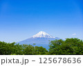 晴れた日に、山頂上に見える冠雪した富士山 125678636