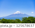 晴れた日に、山頂上に見える冠雪した富士山 125678637