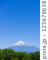 晴れた日に、山頂上に見える冠雪した富士山 125678638