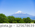 晴れた日に、山頂上に見える冠雪した富士山 125678639