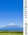 晴れた日に、山頂上に見える冠雪した富士山 125678640