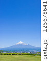 晴れた日に、山頂上に見える冠雪した富士山 125678641
