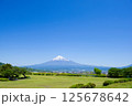晴れた日に、山頂上に見える冠雪した富士山 125678642