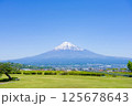 晴れた日に、山頂上に見える冠雪した富士山 125678643