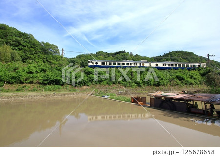田植えの季節の里山を走る観光列車エトセトラ 125678658