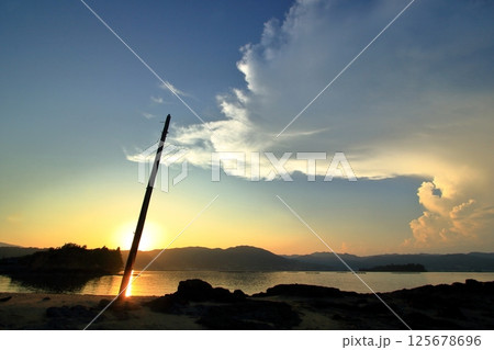 浜辺に木製電柱が立つ 夕暮れ時の瀬戸内風景 (大芝島) 125678696